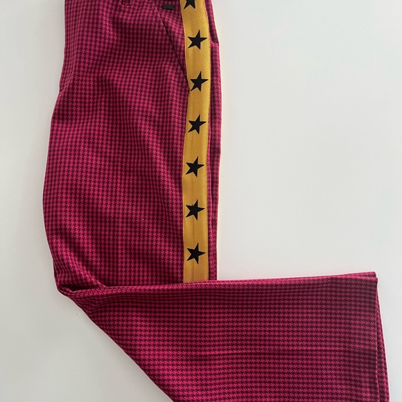Scotch and soda cropped pants. (Ankle) pink with yellow gold stripes with stars. - Picture 5 of 6